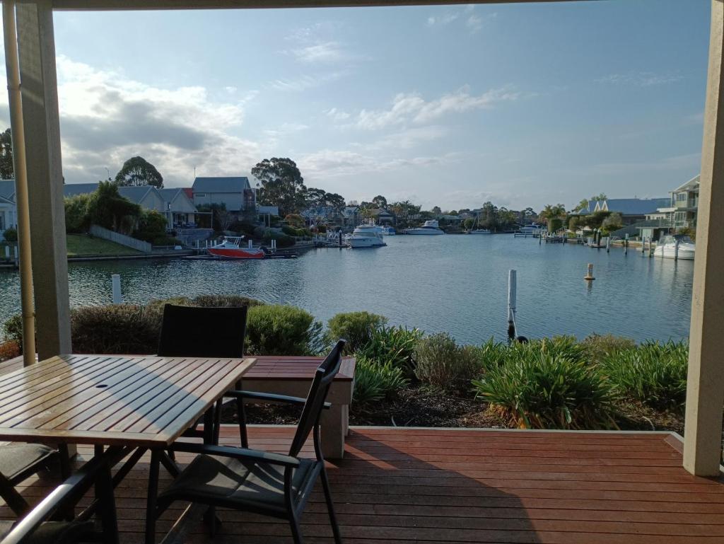Captains Cove Resort - Waterfront Apartments photo 1