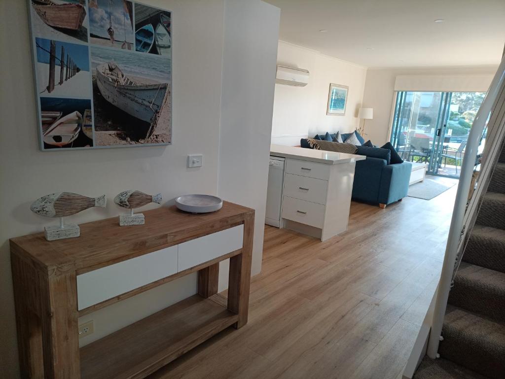 Captains Cove Resort - Waterfront Apartments photo 4