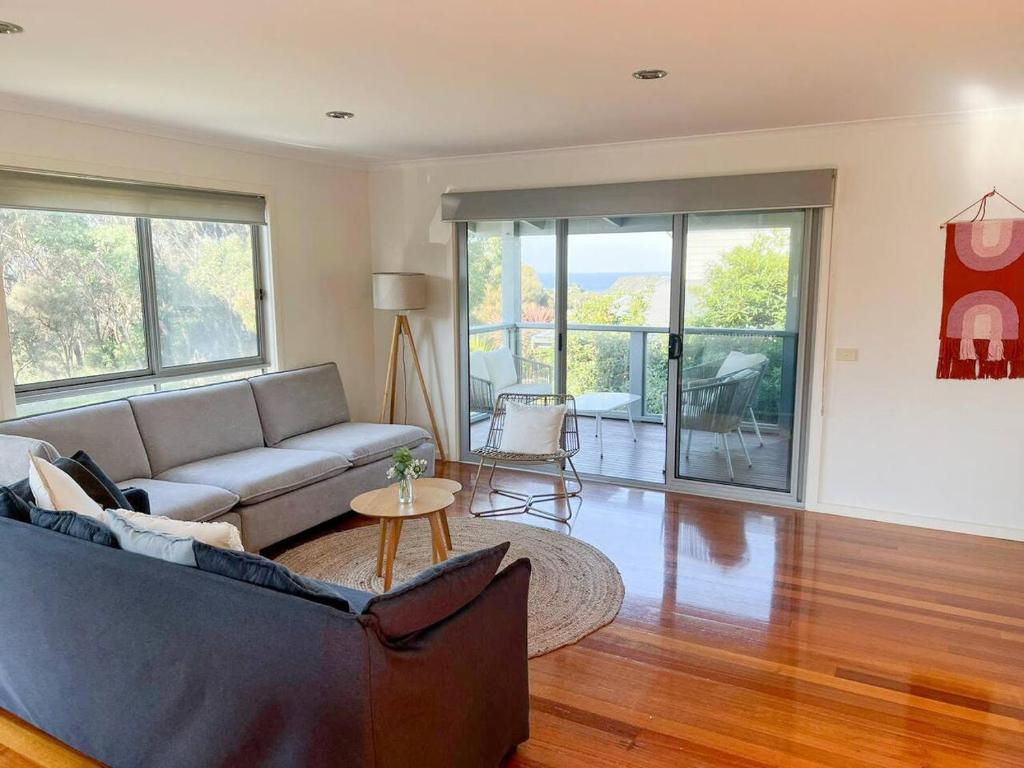 'Hemmet House' A Smith Beach Locale with Ocean Views photo 4