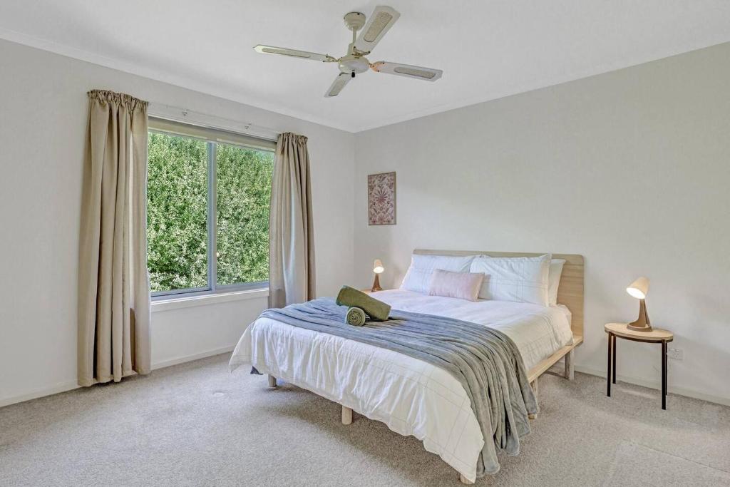 'Hemmet House' A Smith Beach Locale with Ocean Views photo 3
