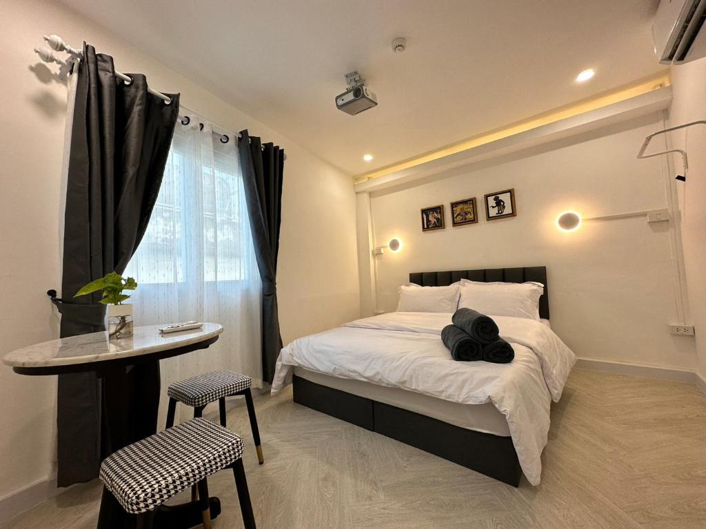 The White Den Sukhumvit 44 Room Type - Queen Studio