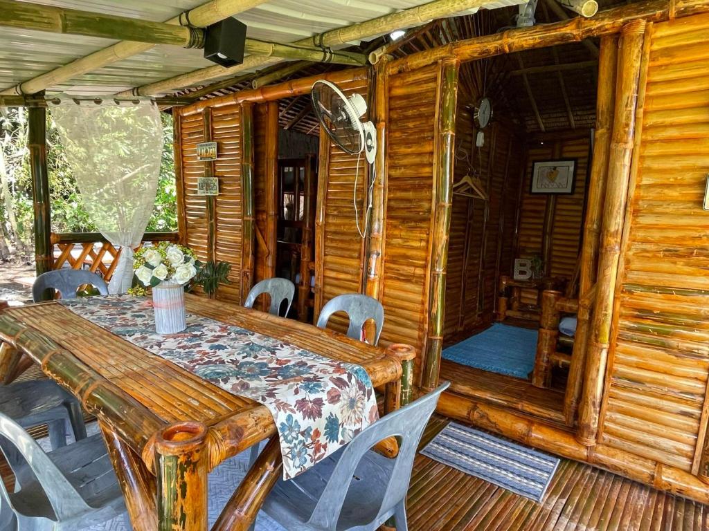Hillcreek's Riverside Hideaway photo 1
