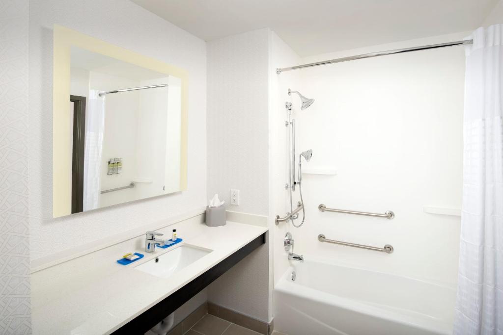 Holiday Inn Express Pensacola Downtown, an IHG Hotel photo 1