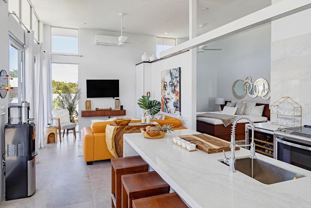 Romantic Getaway - Oceanside Large Modern Studio with Pool, 500ft from Long Bay Beach photo 3