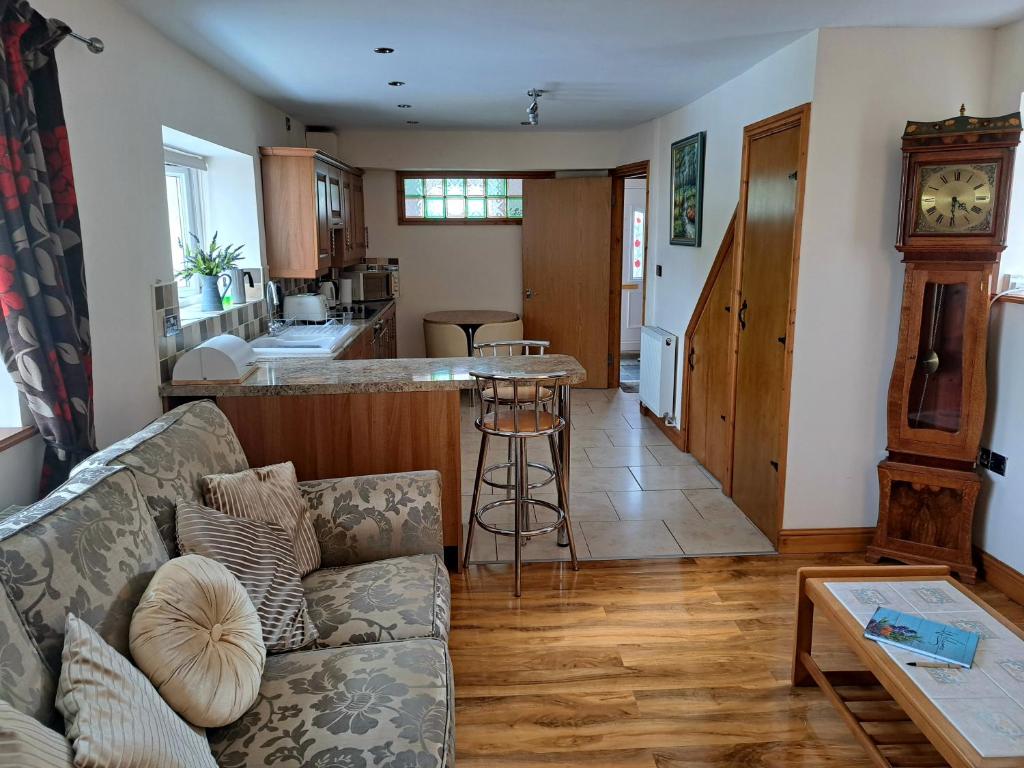 Rose Cottage Trecynon Traditional 2 bed cottage Zip World Beacons Bike photo 3