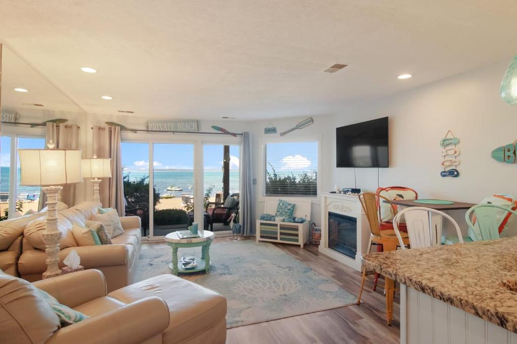 Beachside 108 with Pool Hot Tub and Direct Beach Access photo 1