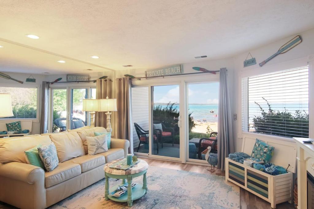 Beachside 108 with Pool Hot Tub and Direct Beach Access photo 2