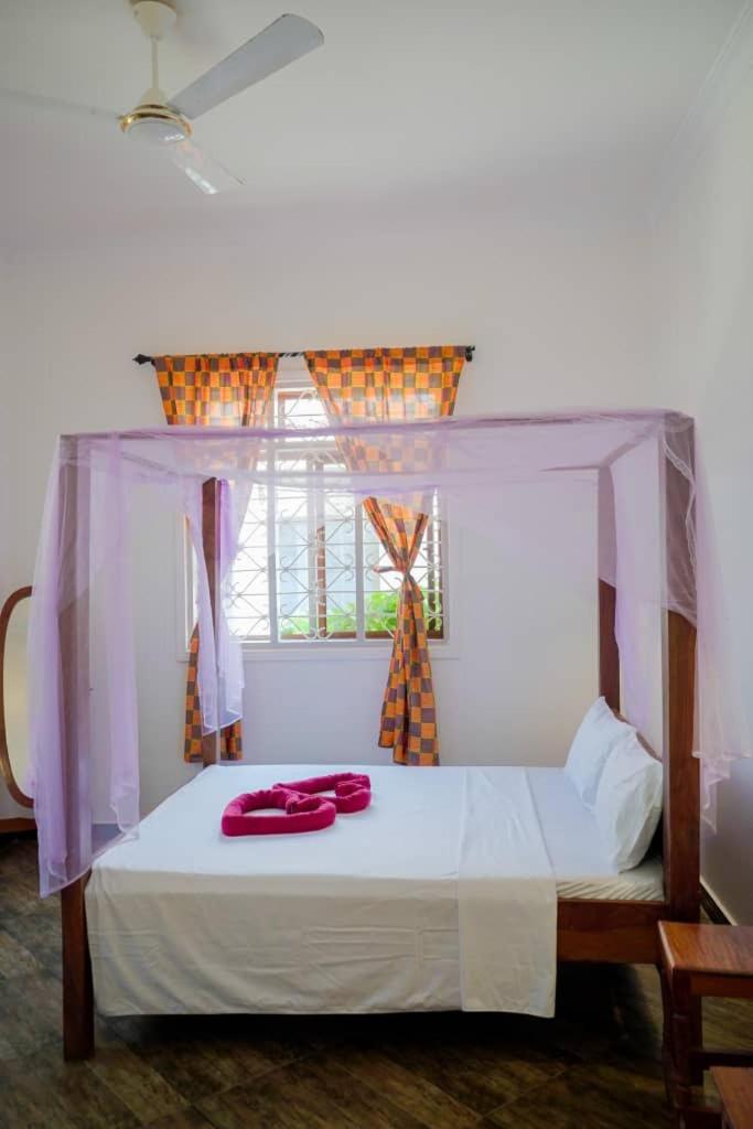 MOYOWANGU HOUSE PAJE