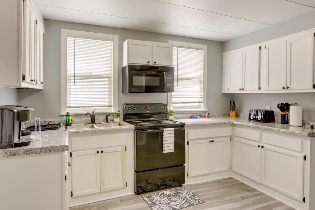 Cozy Downtown Sandusky Gem - 1 Mi to Lake Erie! photo 1