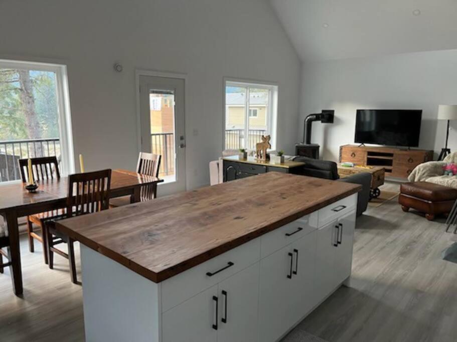 Stunning 5-bed Retreat in Sunshine Valley photo 4