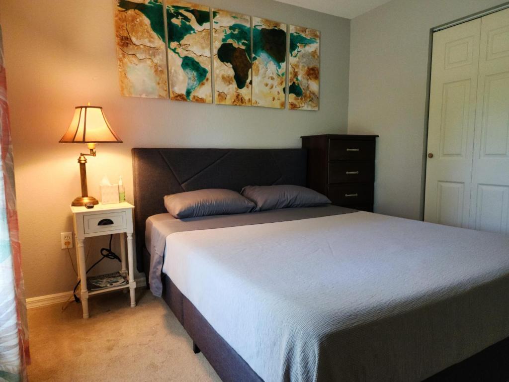 Private room in quiet neighbourhood image