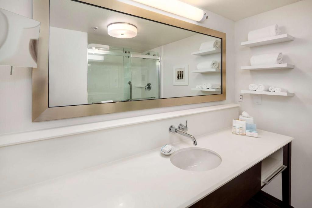 Hampton Inn & Suites Seattle North Lynnwood Room Type - King Room with Sofa Bed - Non-Smoking