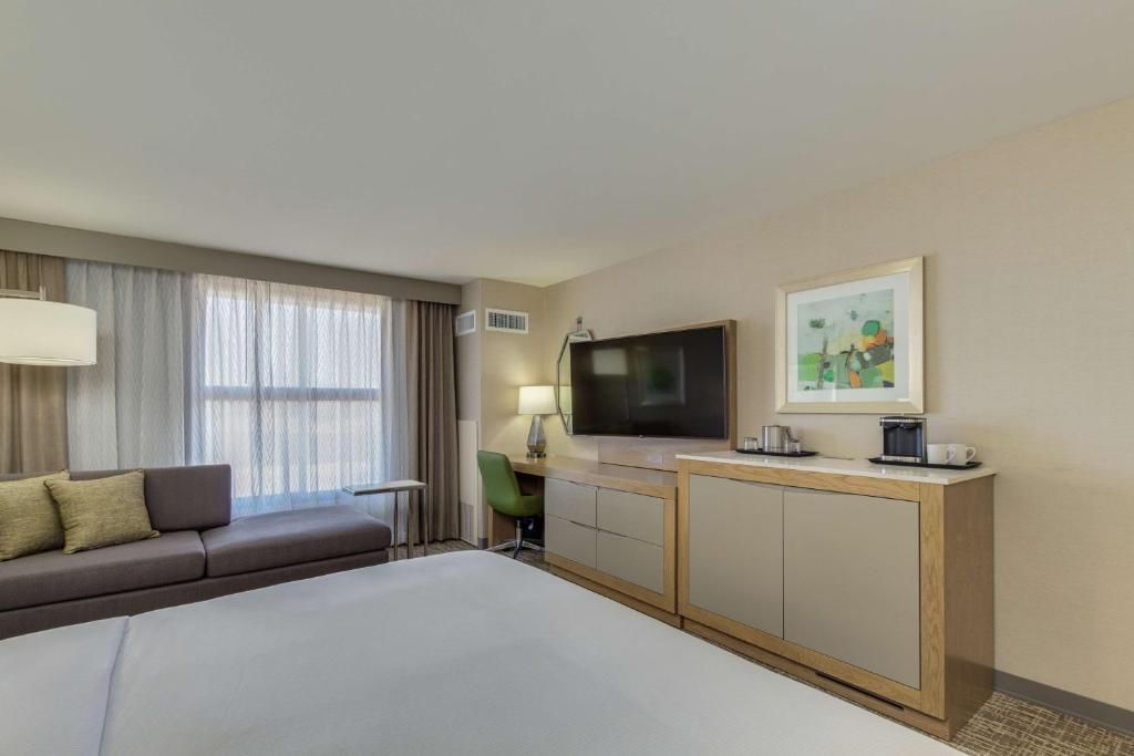 DoubleTree by Hilton Phoenix Chandler Room Type - King Room with Sofa Bed and Pool View