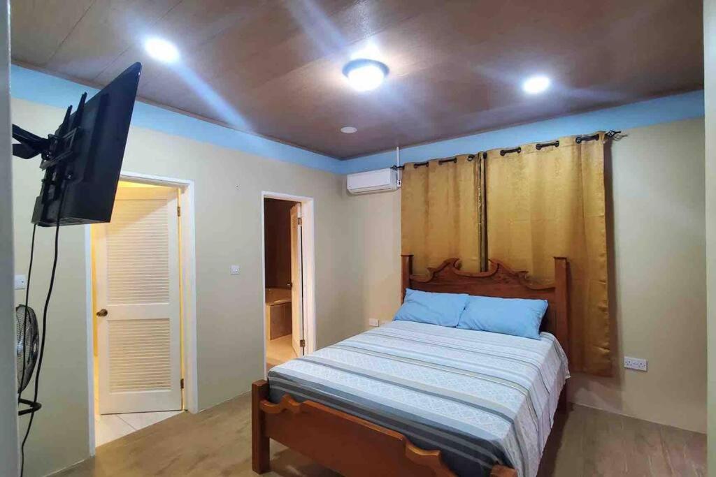 Luxurious 4-bedroom home in serene community photo 4