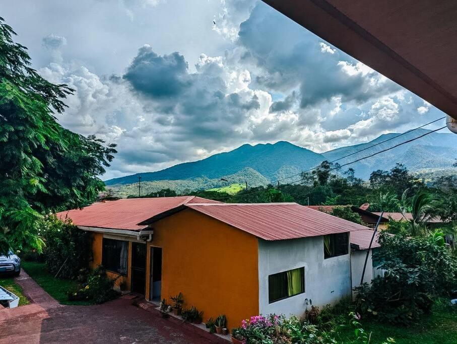 Spacious house, green areas, close to Río Celeste, Toucans House