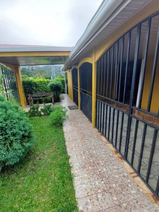 Spacious house, green areas, close to Río Celeste, Toucans House photo 1
