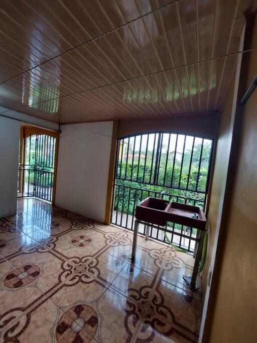 Spacious house, green areas, close to Río Celeste, Toucans House photo 2