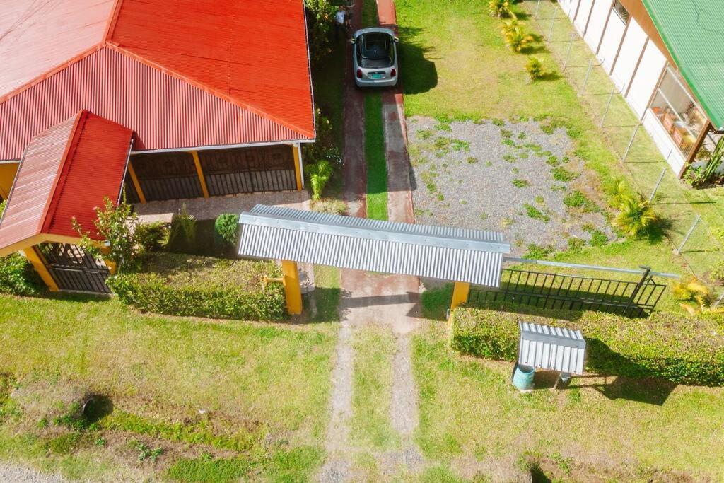 Spacious house, green areas, close to Río Celeste, Toucans House photo 3