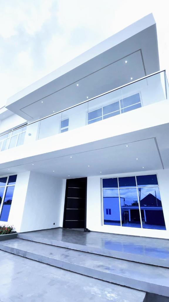 Contemporary 4-Bedroom Villa with VR Room and Starlink Internet - Ifemide Estates photo 4