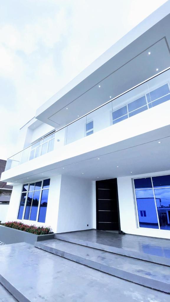 Contemporary 4-Bedroom Villa with VR Room and Starlink Internet - Ifemide Estates photo 1