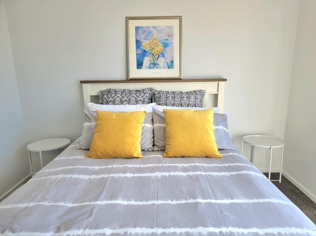 Addington townhouse with carpark 8mins walk to Hagley park south photo 1