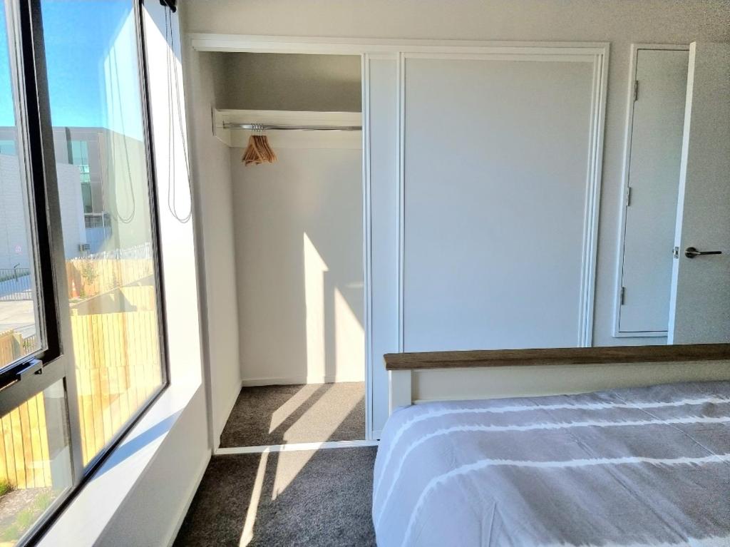 Addington townhouse with carpark 8mins walk to Hagley park south photo 2