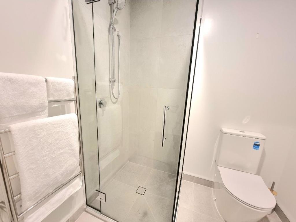 Addington townhouse with carpark 8mins walk to Hagley park south photo 4