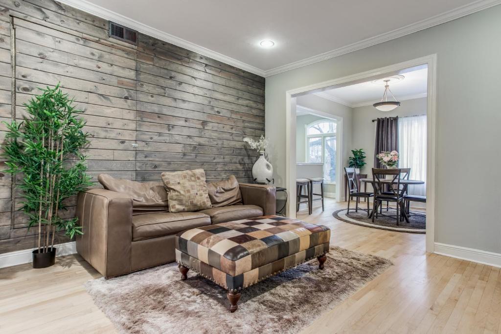 A PRIVATE 3 BD 2 BTH CONDO OAKLAWN TURTLE CREEK Roswell Court photo 2