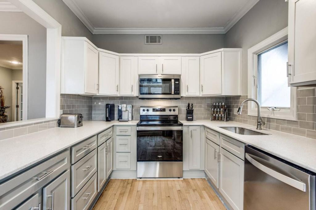 A PRIVATE 3 BD 2 BTH CONDO OAKLAWN TURTLE CREEK Roswell Court photo 3