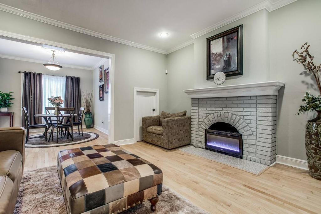 A PRIVATE 3 BD 2 BTH CONDO OAKLAWN TURTLE CREEK Roswell Court photo 4