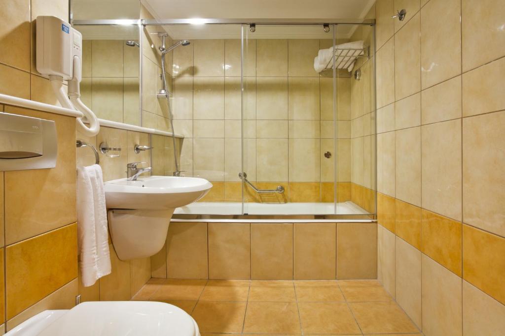 Апартаменты (Семейные апартаменты (для 2 взрослых и 2 детей)), Alexandra Hotel