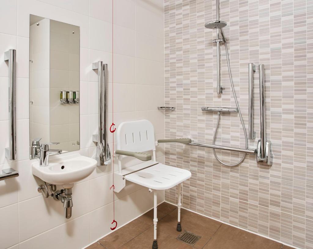 Hampton by Hilton Oxford Room Type - QUEEN ACCESSIBLE ROOM NS