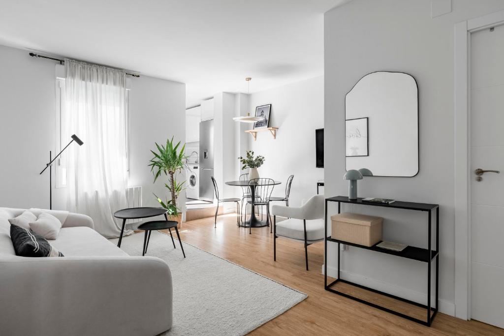 Cozy 2 bedroom apartment with patio - Tap to explore photos