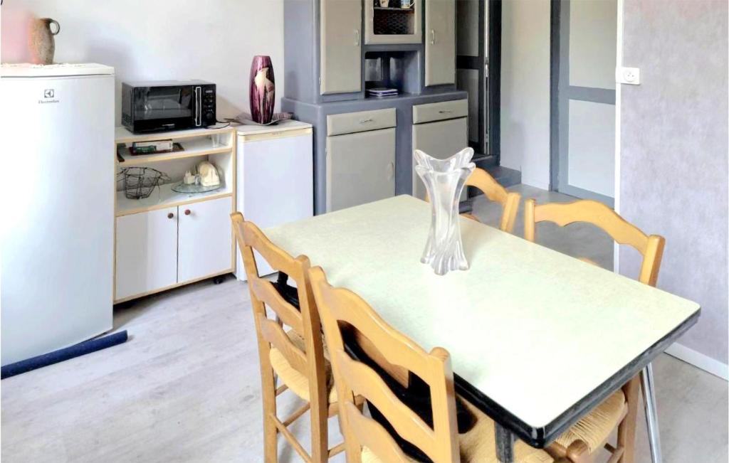 Awesome Home In Salbris With Wifi And 1 Bedrooms photo 2