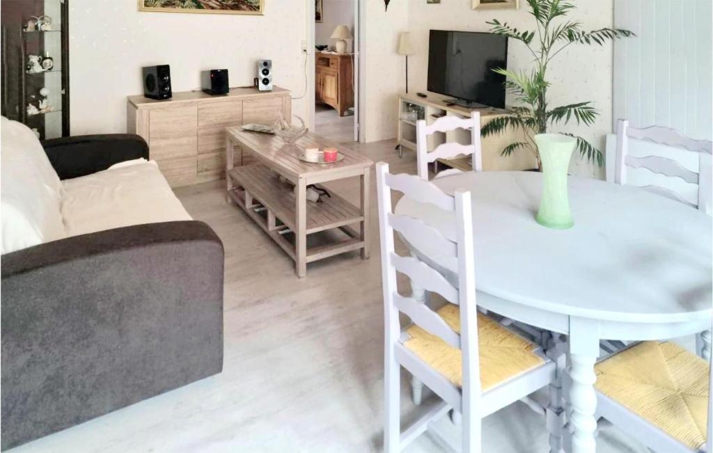Awesome Home In Salbris With Wifi And 1 Bedrooms photo 3