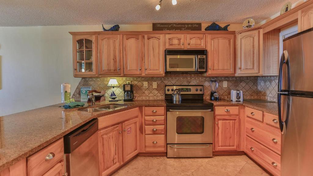 Destin on the Gulf 606 - 2 bedroom Updated Gulf Front Property image