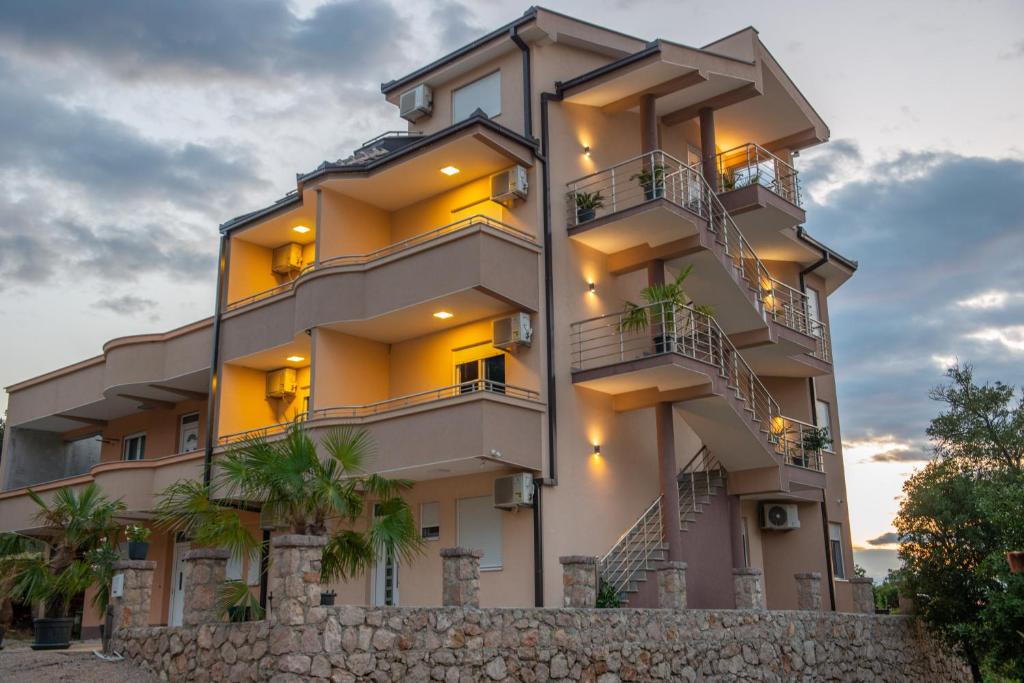 M&M Apartments
