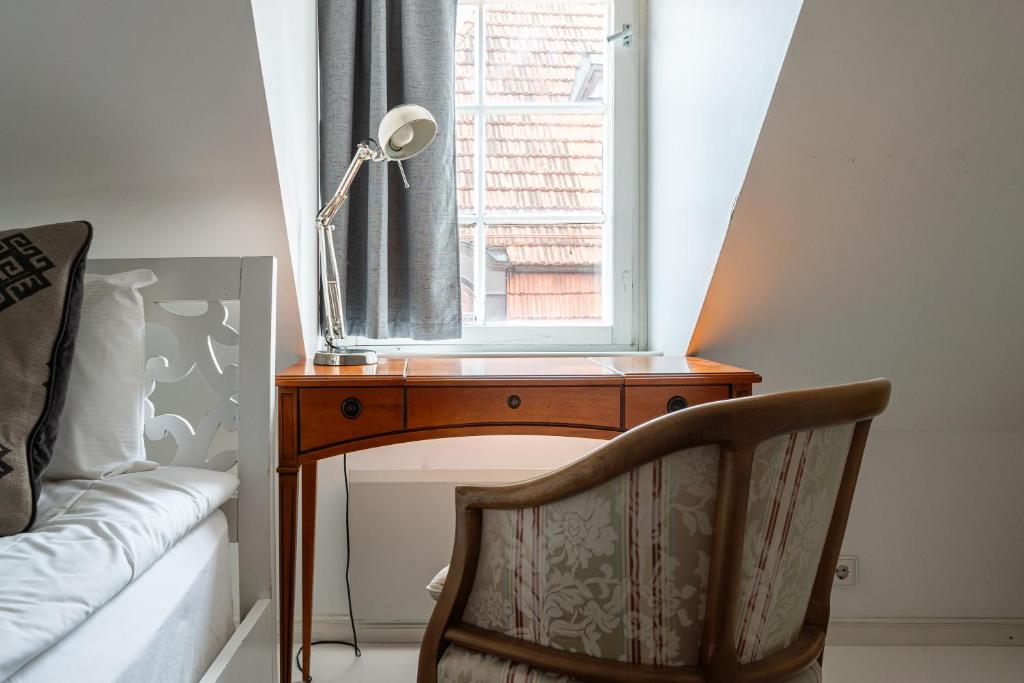 Old Town - Vana Turg Apartment - Tap to explore photos