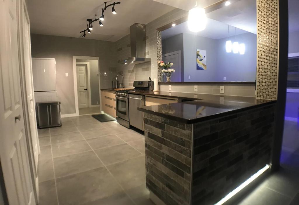 Modern, Cheerful 2BD 1BR Apt+Free parking photo 1