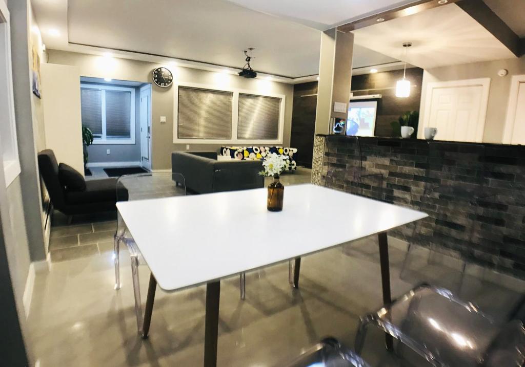 Modern, Cheerful 2BD 1BR Apt+Free parking photo 3