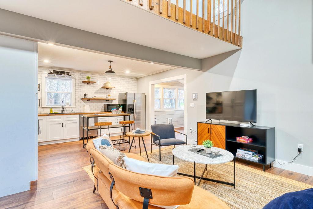 GAME ON! 5-Star HOME w Game Room, Hot Tub, Firepit photo 3