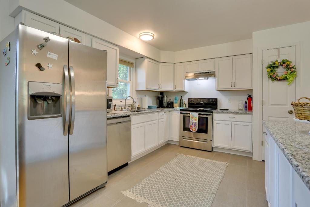 Kiamesha Lake Home with Deck, 4 Mi to Resorts World! photo 1
