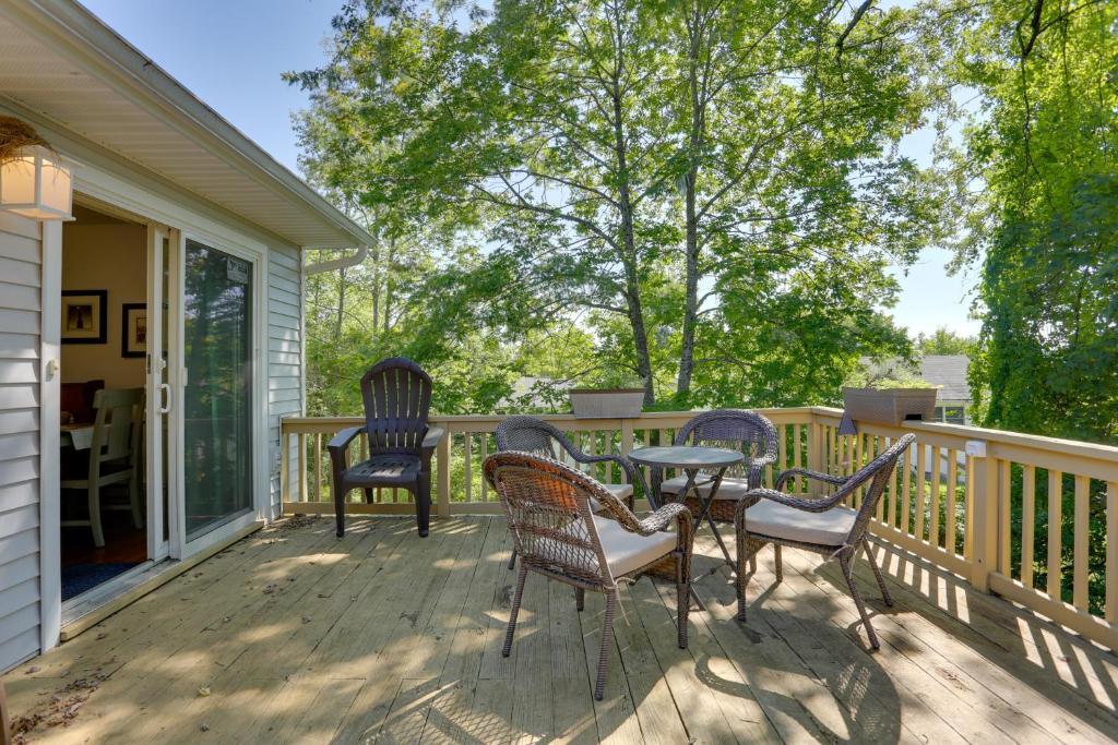Kiamesha Lake Home with Deck, 4 Mi to Resorts World! photo 2