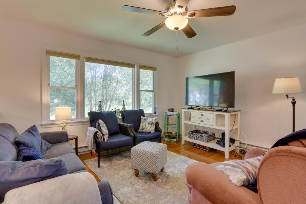 Kiamesha Lake Home with Deck, 4 Mi to Resorts World! photo 4