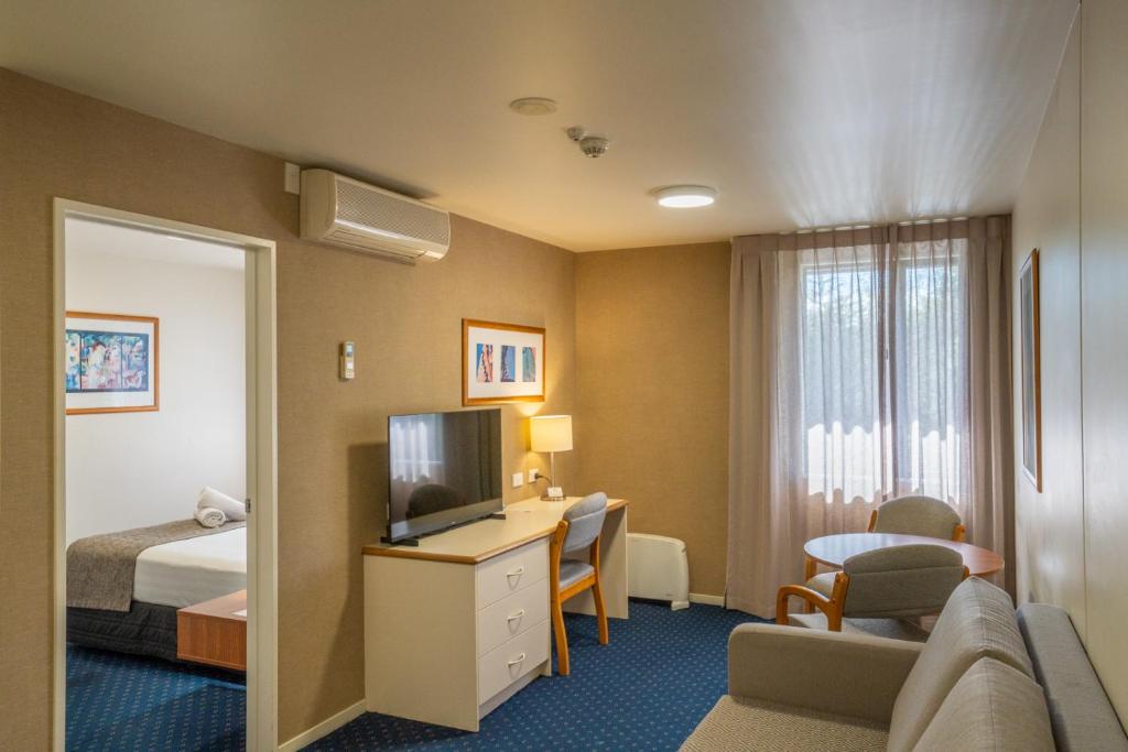 Ventura Inn & Suites Hamilton photo 1