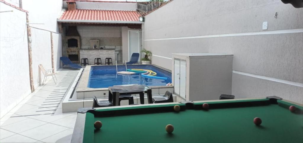 "Lindíssima Casa com Piscina, Área Gourmet em Deck Coberto com Churrasqueira e Mesa de Bilhar Frente a Piscina, Super Pertinho da Praia" photo 1