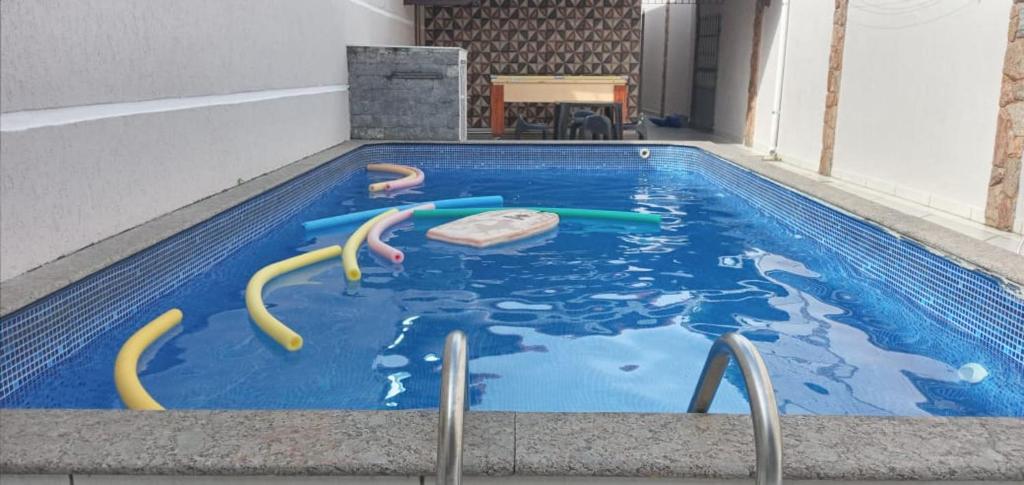 "Lindíssima Casa com Piscina, Área Gourmet em Deck Coberto com Churrasqueira e Mesa de Bilhar Frente a Piscina, Super Pertinho da Praia"