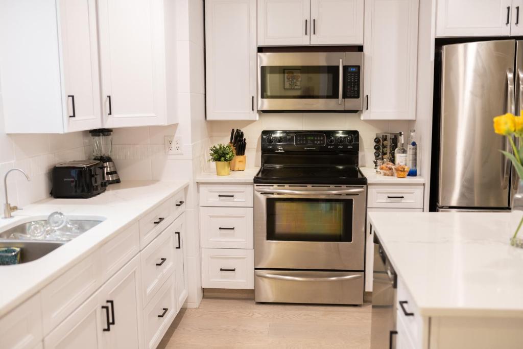 Charming Kelowna Haven with Hot Tub, Parking, Pet-Friendly Bliss photo 2