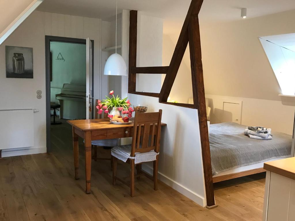 Dachgeschosswohnung Warft Simmerdeis in Reetdachhaus mit parkähnlichem Garten photo 3