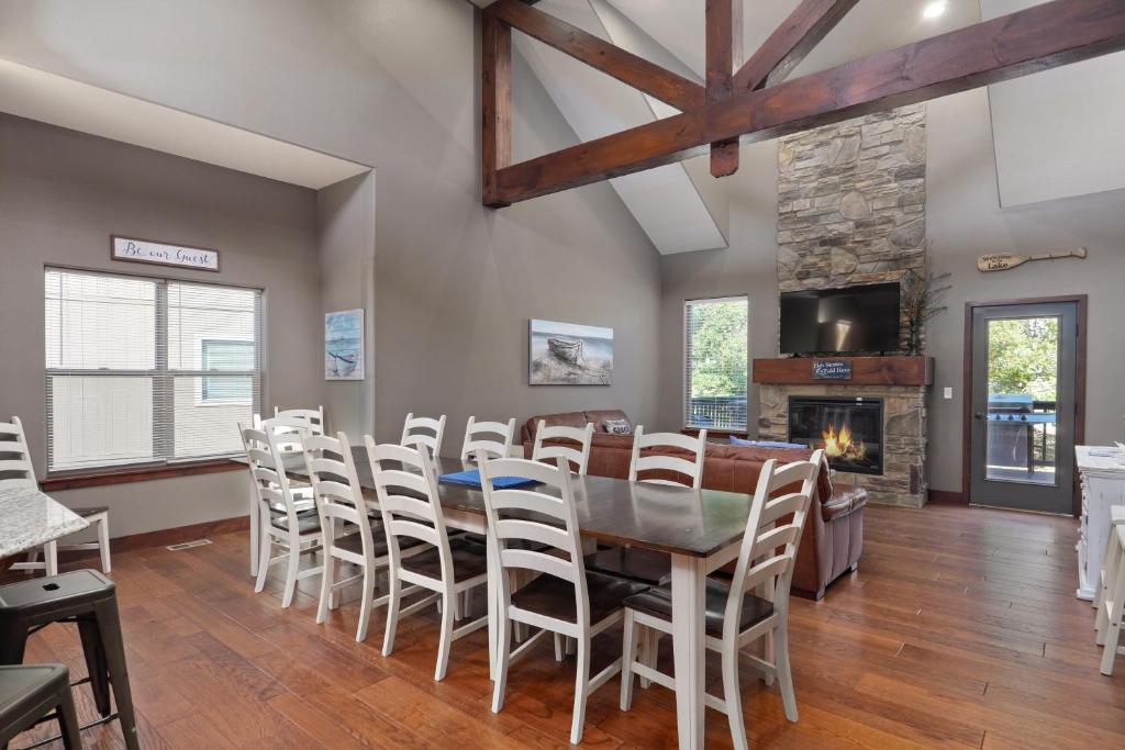 FAMILY makes this House a Home w 7 King size Beds photo 2